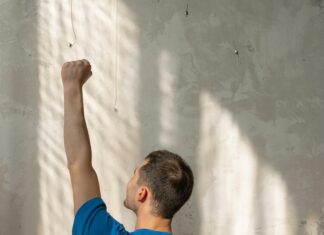 What Causes Hyperthyroidism And How To Manage It Naturally?